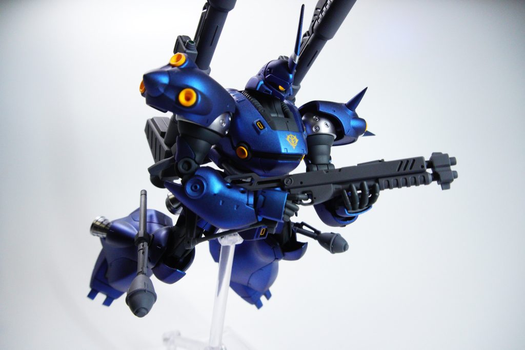 モノアイの作成、肩アーマーの延長、スパイクのシャープ化、一部バーニア変更などなど行いました。流石人気キットだけあって作例が多く色々と参考にしました。