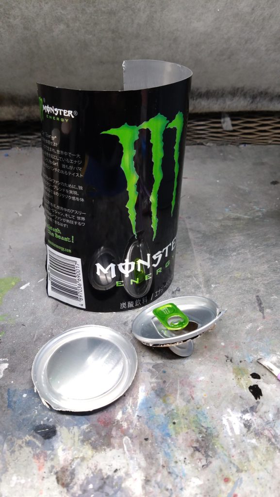 スキャン用に飲み終わった缶を切って加工