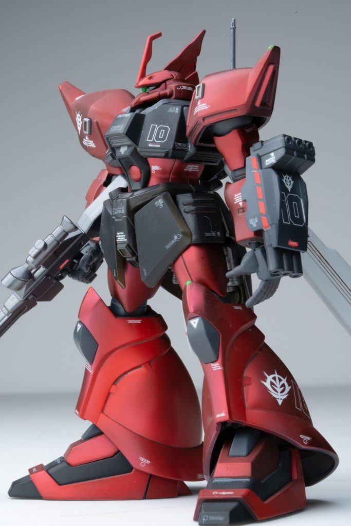 さてキャンディ塗装にあたりゲルググイェーガーを選定した理由として塗り分けがパーツごとにハッキリしているのとジオン系の重厚感とリデザインされたスマート感を併せ持つデザインのこの機体をチョイスしました。手法としてはレッド塗装→ブラック下地からクレオスダイヤモンドシルバー→クリアレッド。ブラック塗装→ブラック下地からブルーゴールド→クリアブラックその他は通常の塗装工程を行ってます。