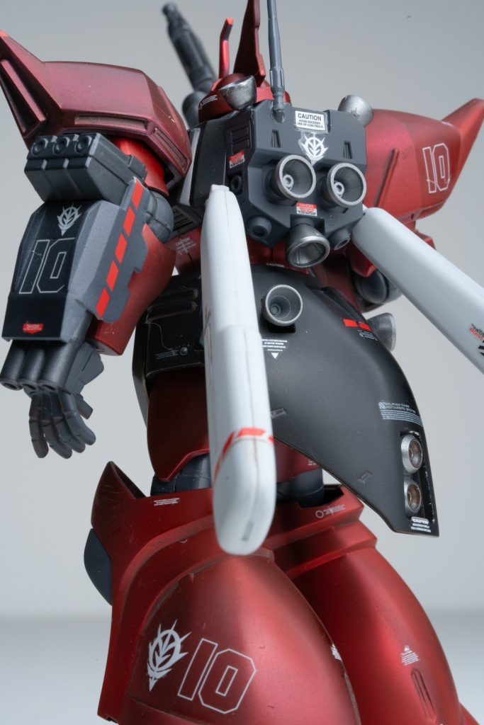 結果カラーリングも当初のイメージから変更してジョニー・ライデン機のカラーに近い赤と黒を基調とした色合いになりました。とりあえずジョニー・ライデン風味なゲルググイェーガの完成です。