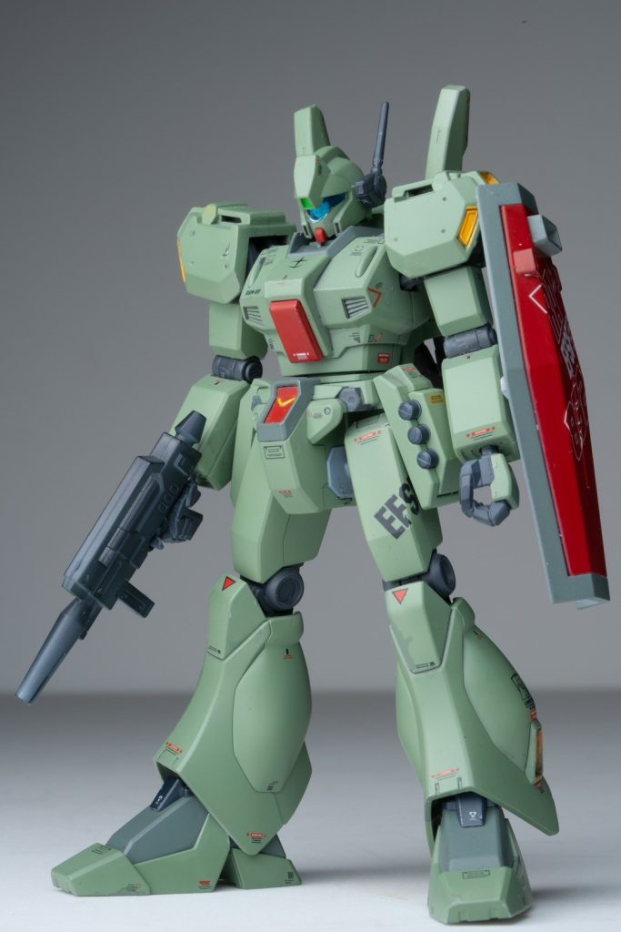 前面になりますがご周知の通りエコーズジェガンから設定に忠実なD型を再現するとなるとバルカンポッド、頭部サイドダクト等が異なる為完璧には再現出来ない悲しみにぶち当たります。余剰パーツで製作してる手前コストと手間は最小限にしたかったので出来る限り脳内設定で補完することにしましたw