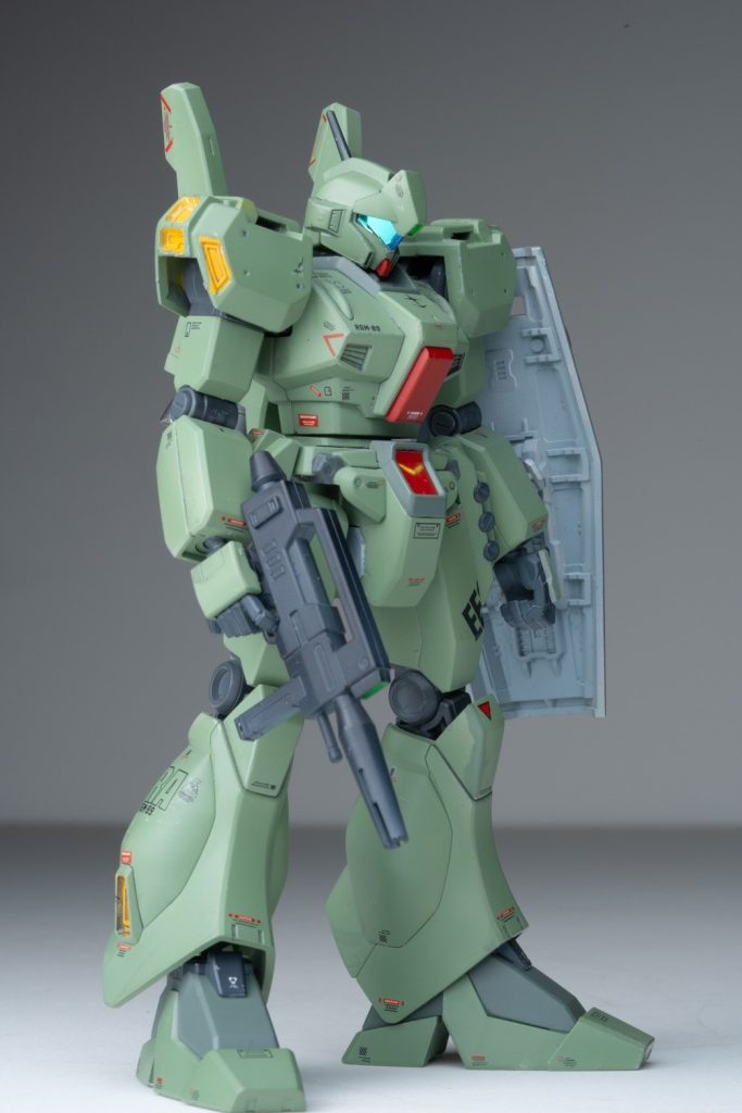 設定としてはA型からD型への生産ラインの移行途中の初期ロットって感じで仕様変更前の頭部がまだ装着されてる設定で頭部の再現をうやむやにしてやろうという魂胆です💦カラーリングはガンダムカラーのジオンライトグリーンを少し濃いグリーンに寄せて塗装をしてます。