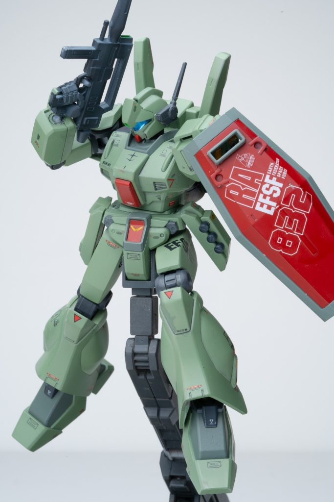 今回最も困ったのがシールドを他のキットに転用して無い状況、、積みまくってるジェガンのキットから拝借するかも考えましたが、パーツBOXに運よく標準型シールドが残ってたのでそれを使ってシャアの反乱時にはジム3を乗機としていたパイロットがその後ジェガンに機種転換した際に武装が組み込まれている標準のシールドに対してネガティブな印象があったため携行武装に関してジム3と同じセットアップを行った個人カスタム機という無理やり設定でうやむやにしてやろうとという企みです。