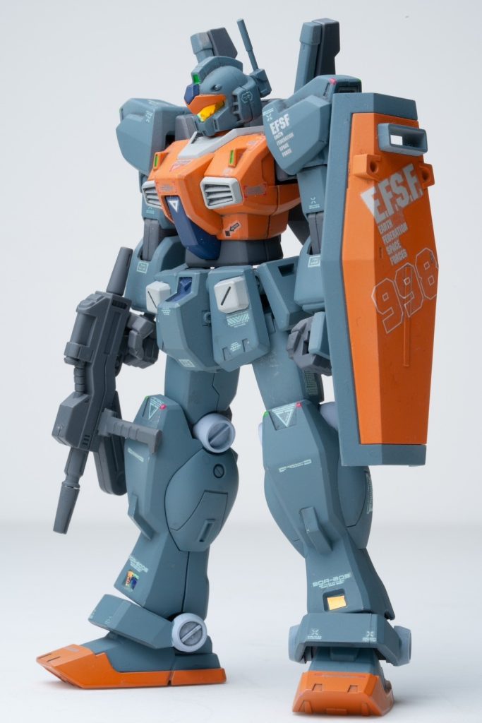 フロントビュー。ジムクゥエルをベースに頭部を除く上半身部はガンダムマークⅡにほぼ入れ替わっています。検証試験内容はムーバブル・フレームの実働強度検証と全天周囲モニターの稼働試験などの技術的な部分のテストヘッドとして運用されてました。頭部がジムヘッドに換装されている理由として新型ガンダムの開発をまだ秘密裏に行うためのカムフラージュとしての施策である。そのためかマークⅡに搭載されている光学センサー関係を全てジムヘッドに組みなおすという荒技をつかっています。