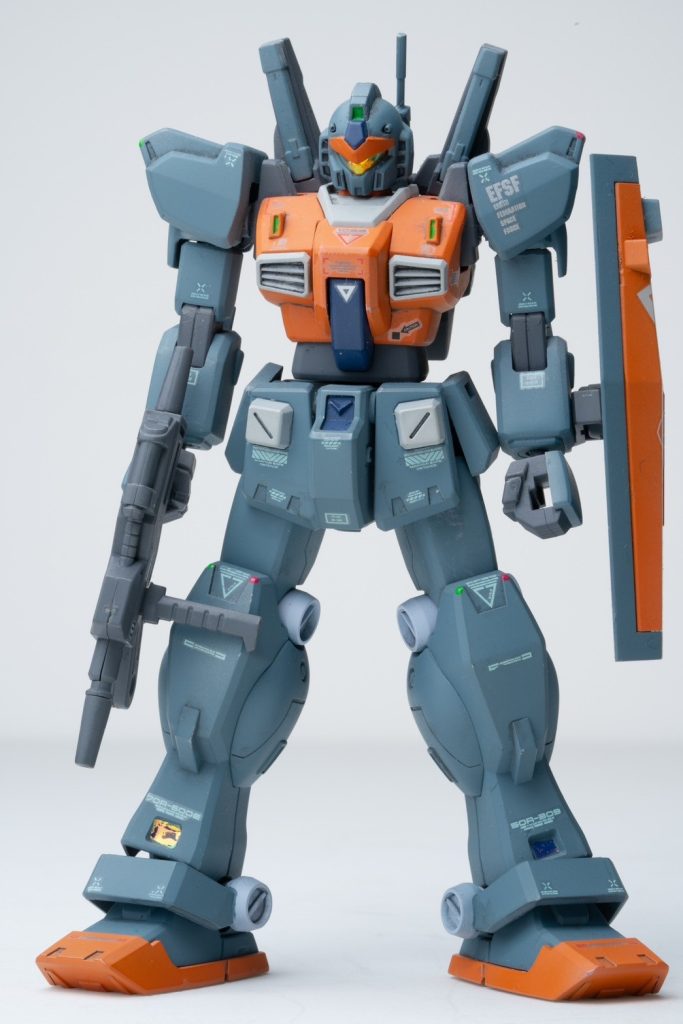 検証試験機とはいえベース機はジムクゥエルなので性能は既存の機体としてはマスプロ機よりも頭ひとつ抜けた性能を示しましたが、見てわかる通り試験機体ゆえのアンバランスさは筆舌に尽くしがたいものがあり尚且つ自機を制御するOSもジムクゥエルの既存OSにマークⅡのOSプログラムの一部を割り込ませる形を採ったため予期せぬバグや作動もしばじは見られた危うい機体でもあったらしい。