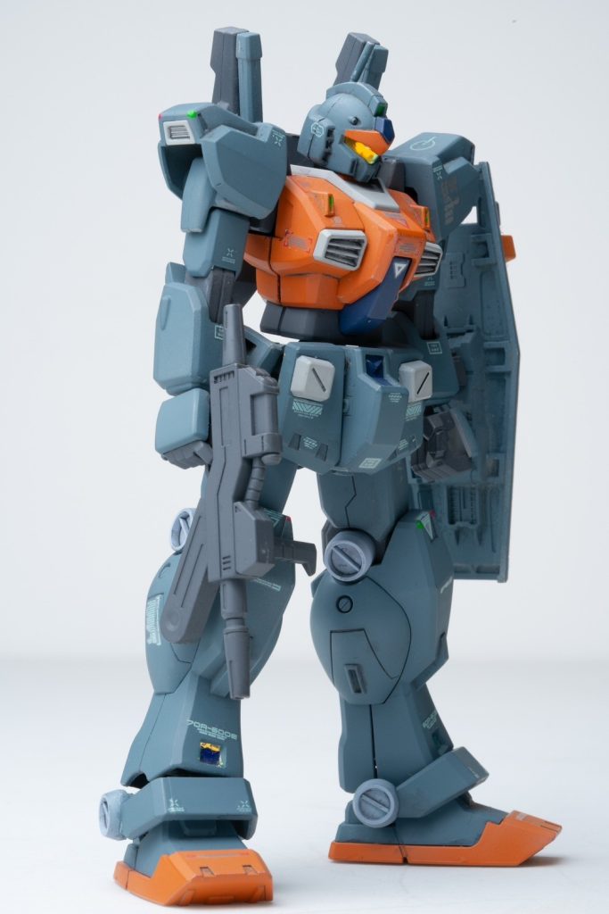 検証試験機とはいえ試験宙域での敵勢力や武装組織などとの遭遇に備え武装としてビームライフルとビームサーベルおよびシールドを装備してます。ビームライフルに関してはジェネレーター供給タイプ(ボウワ製)だと純粋な出力データ採取のマイナス要因に繋がるため先行して開発が進んでいたEパック方式のライフルを装備する選択に至っています。