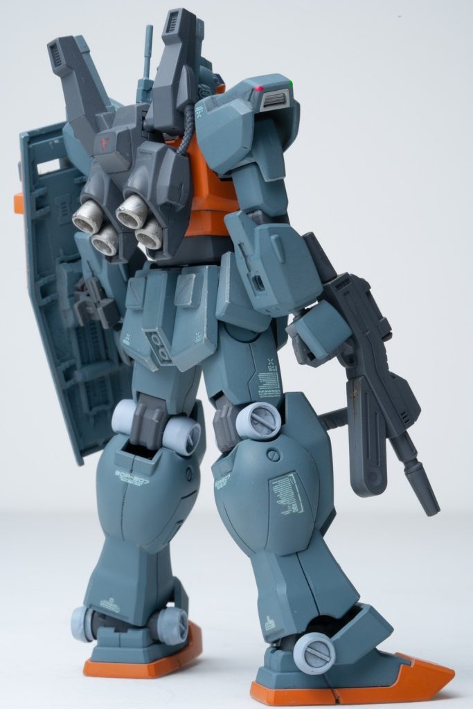 バックビューマークⅡと同型のバックパックを装備していますが機体のマークⅡ準拠パーツ含有率が40%に満たないため全開出力を出すと機体の爆散を引き起こす可能性がらあるためリミッターを設けて使用する対策がなされています。