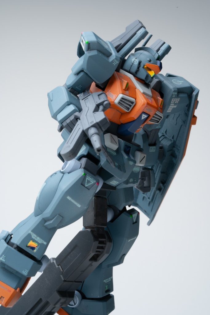 カラーリングはテストヘッドらしくグレーにオレンジの試験機カラー。公式記録自体が無いため試験記録などの情報が表に出ることは無いが一説によるとルナツー宙域近海での試験中に武装組織との交戦があったとの一文が後年に開示された記録から読み取れる。尚テストパイロットをオーガスタ研究所の出身者を中心に選考していた為か「フォルド・ロムフェロー」やアナハイムから出向という形で選考しようとしたためか「ペッシェ・モンターニュ」等の名があったとされるが搭乗記録等は残っていないため搭乗者がどのような人物であったかは不明となっている。