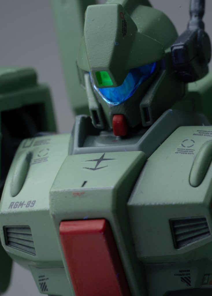 メインカメラ内部に蛍光クリアで塗装。ブラックライトで発光反応が出るようにしたうえ偏光フィルムを貼り付けてディテールアップをしてあります。今回手持ちの余剰パーツで出来る限りの事をしましたが80%くらいしっかりD型に寄せられたのでは無いかと思います。