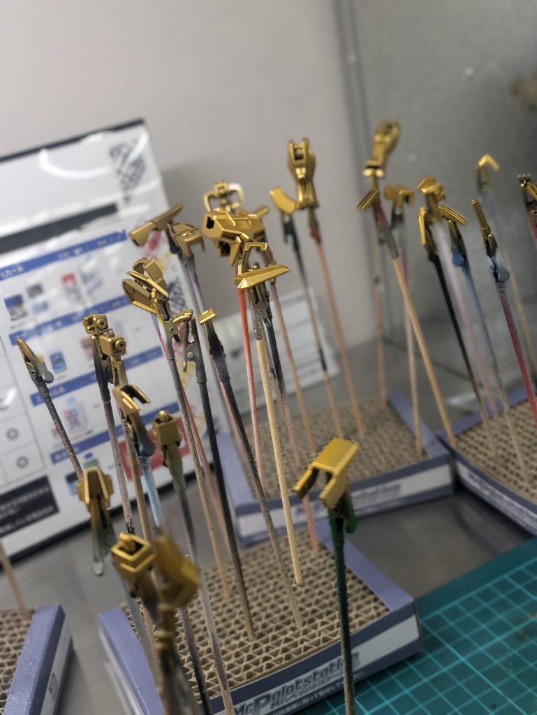 スターブライトゴールドはゴールド系統の中でも1番ラメ感があってイエローゴールドに近くて使いすぃので重宝しています