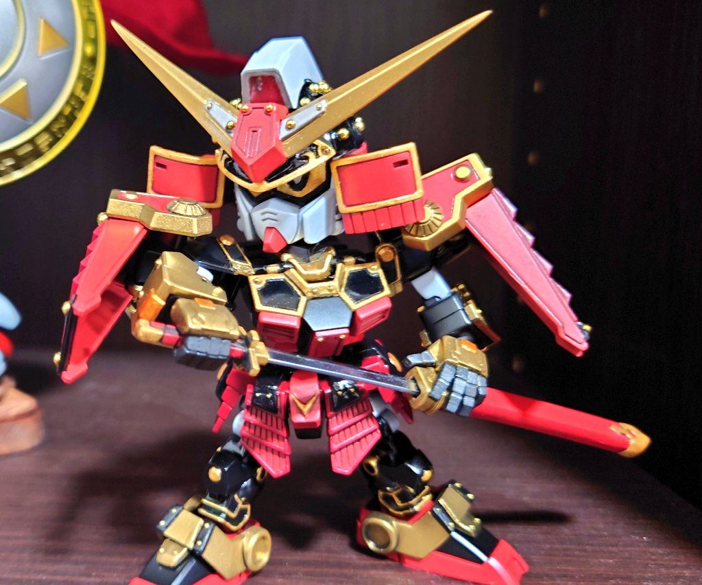 ↑の画像のように普通に刀を持たせると逆手になってしまうのでしっかり刀を抜けるようにサムネ絵のように持ち手を広げ、肉抜きも埋め成型しました。その際、左手の開き手と鞘、腰の横部分に磁石を埋めくっつけることができるようにしました。