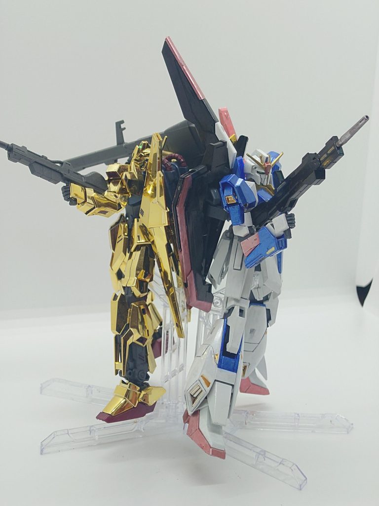 ここからは以前作ったメッキ仕様の百式とのツーショット。なんかあぶない刑事のイメージが…確かSDネタはヘビーガンと百式だったかなぁ？