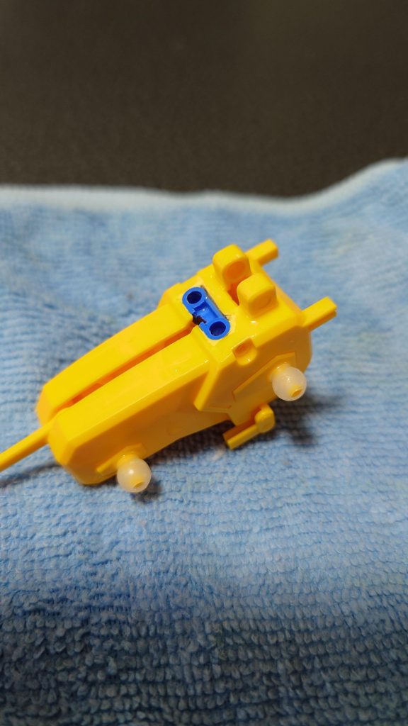 自分不器用なんで、普通に穴2つ開けると、他の2軸パーツがちゃんと嵌まる未来が見えなかったので・・・最近のオプションパーツに付属している軸の延長用パーツを埋め込むことで、穴ピッチ等組み合わせ問題を解決。