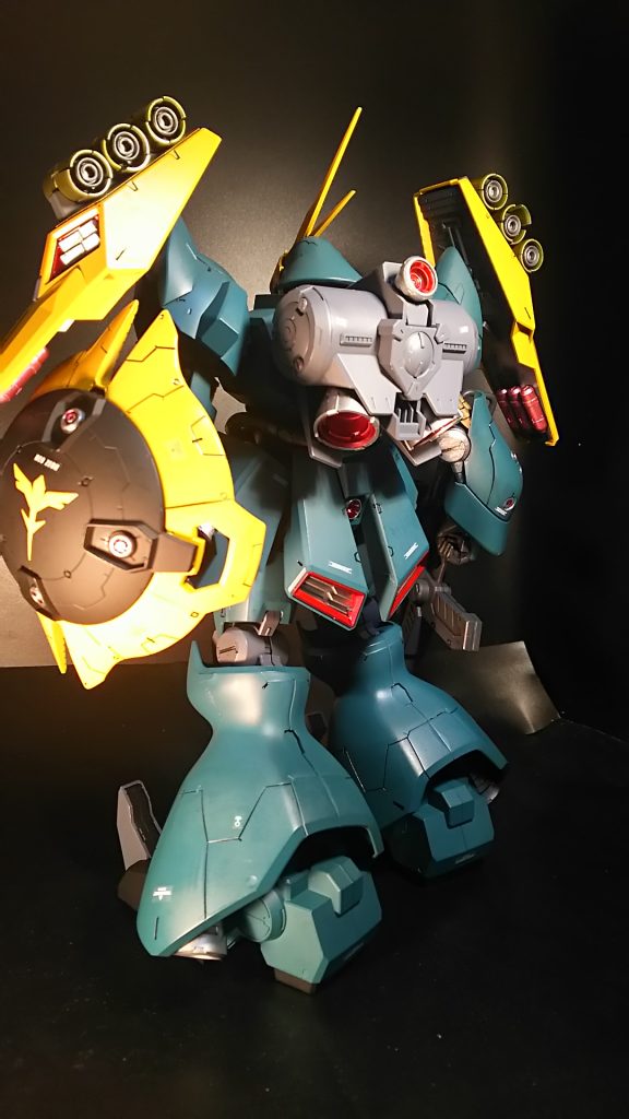 ギュネイ機は一般販売でクエス機はプレバンと言うのにはクエス機を手に入れるのにちょっと苦労しました！（笑）