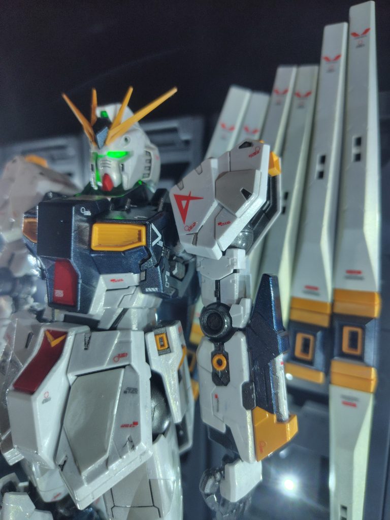 パールの調整は大変難しく、肉眼で見るとパールに見えるのに、写真だとそう見えないなどがあり四苦八苦しました。LEDハンガーで無理やり解決しましたが、できれば普通に撮った写真がパールっぽく映る形似したかったので、そこは反省点です。