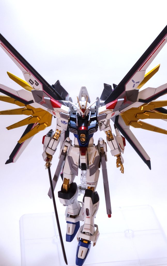 腹部、腕部、脚部それぞれにプラ板を挟んで0.5~1mmずつ延長してます。また所々プラ板でディテールも追加。