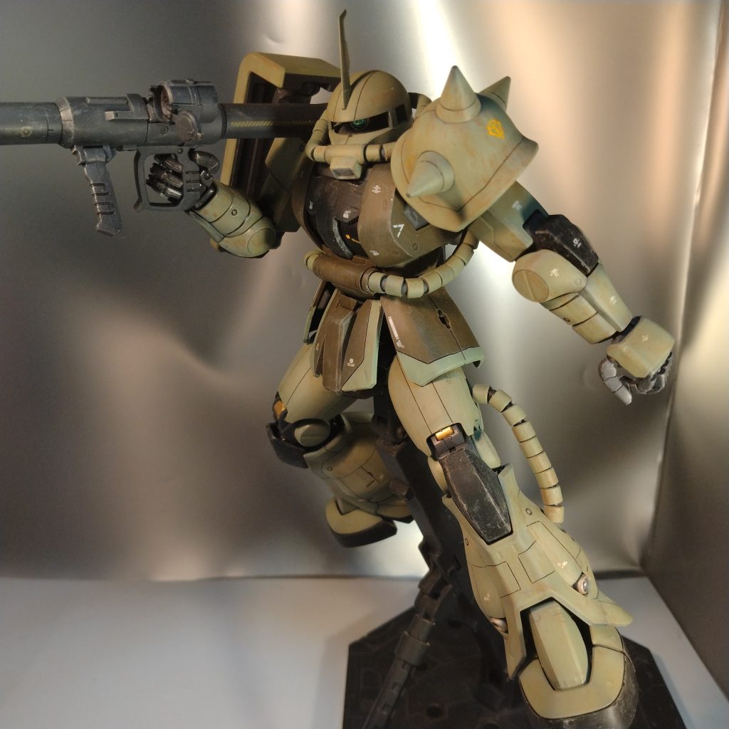 今回はモノアイ以外はディテールパーツなど使わずにスジ彫りだけです！ちなみに武器はマグネット仕込んでるので！楽々持てる仕様です！（笑）