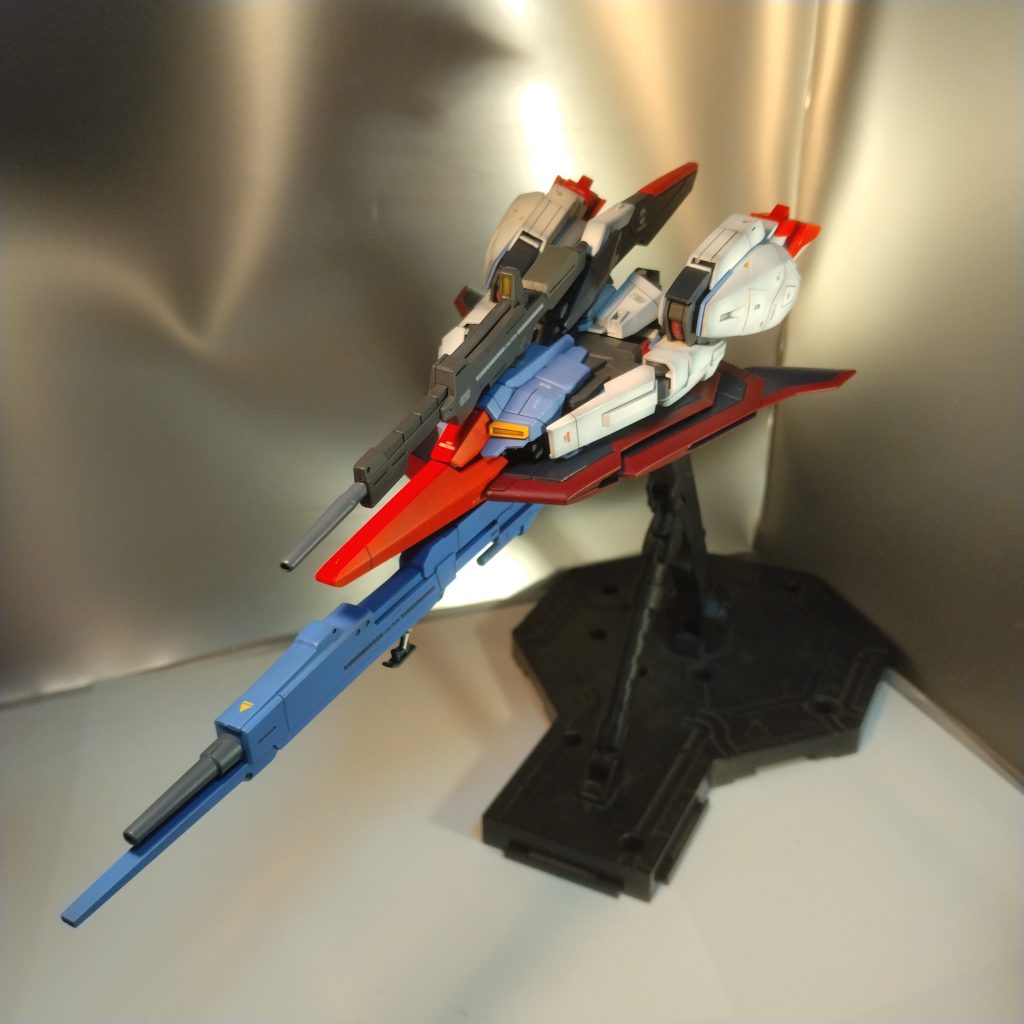 ウェイブライダー時の羽や本体は当初は黒にしようと思っていたのですが、芸がないと思い!(笑)少し紺色に調色しました!羽はモビルスーツ本体の赤と差別化したかったので!マルーンぽく調色しました!