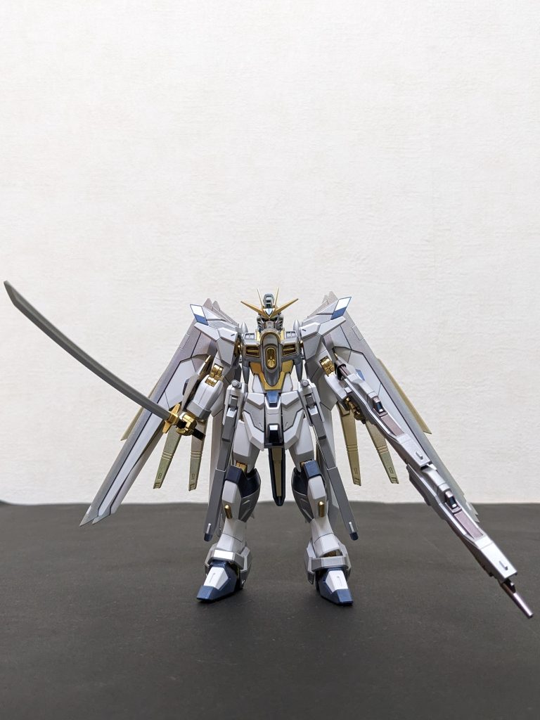 正面前回から1ヶ月以上経っちゃった😅発売日に首尾よくゲット👍!!できたものの、仕事やら他の楽しみやらで忙しく(春期〜夏期に面白いアニメ多すぎで嬉しい悲鳴!!今期の目玉はグレンダイザーUと推しの子2期です)、やっと完成😄!!デフォの色分けが(あくまで自分の好みとしては)色数多く、コントラストキツめに感じたので、色数をまとめて緩やかなモノトーンに振りつつ、以前キャリバーンでやって結構気に入ってる「ガンダムシルバーをグレー替わりに」作戦で仕上げることにしました😉