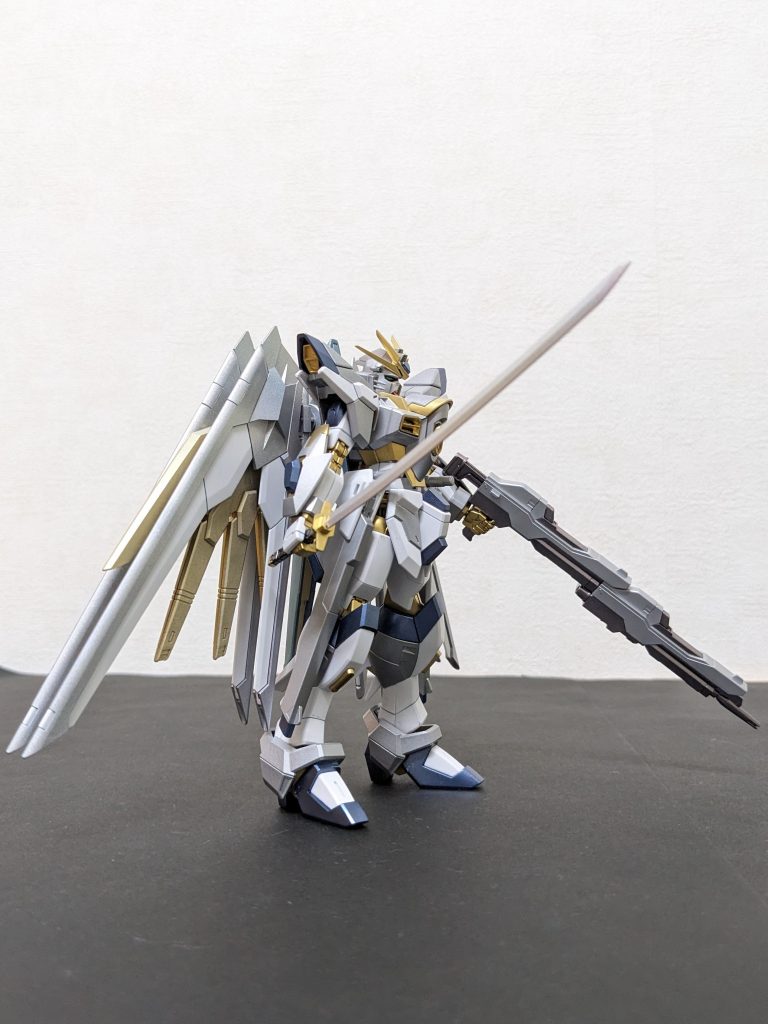 右側面日本刀カッコよ😆!!「刃」感出したかったので、シャインシルバー塗った上からホロシルバー吹いてます。また、今回はとにかく赤に特別感持たせたかったので、柄はメタブラックで塗っときました。