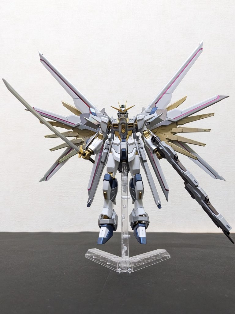 ご開帳!!ピンクのキラキラシールはキットのものをそのまま使用。いやぁカッコいいなぁ😆!!