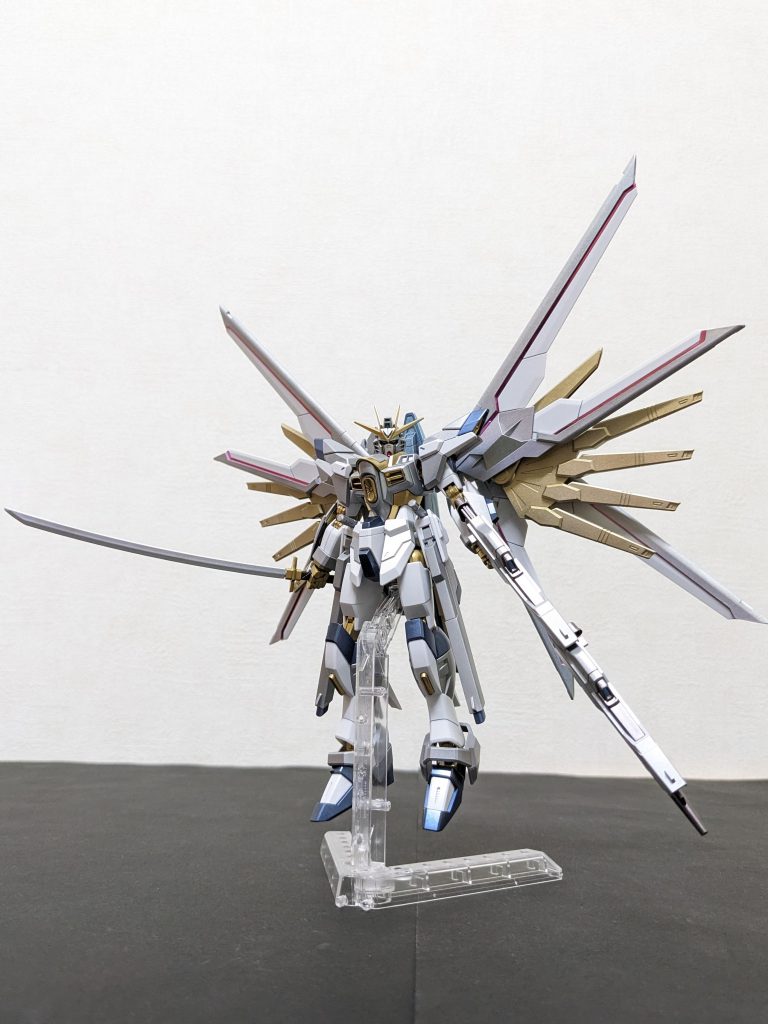 なんか、やたらと既視感あるカラーリングだなぁ🤔と思ってたら、何と😆!!