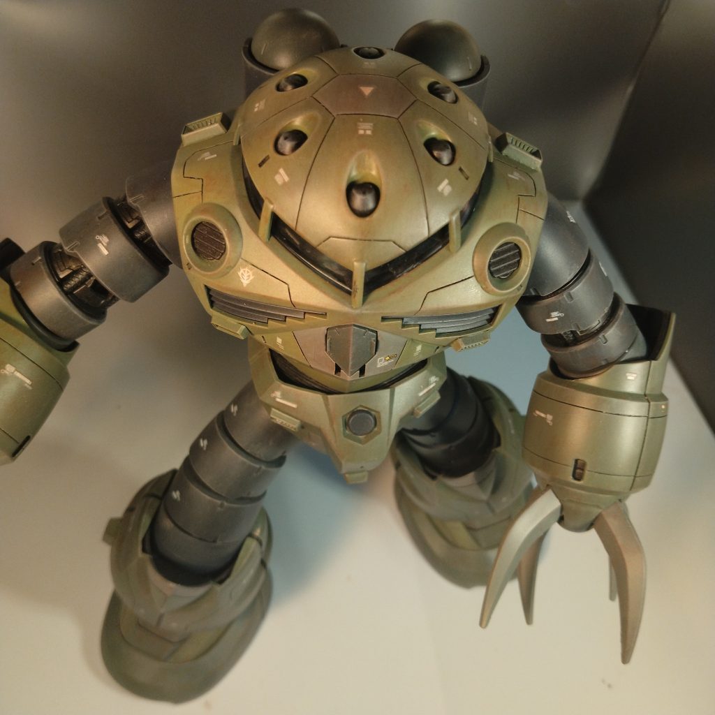 今回!割と全体的に真面目にスジ彫りに取り組みました!塗装はグラデーションで軽めのウェザリングしてます!ちなみにモノアイ変えてます!