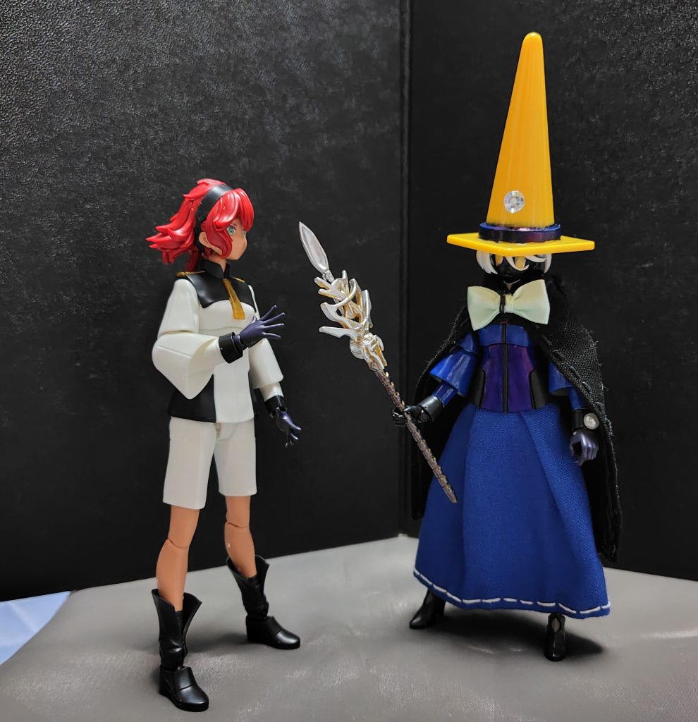 スレッタ「ミオリネさん、今度は随分と本格的ですね~。」ミオリネ「まさかこんな魔法使いの格好をする事になるなんて思わなかったわ。」スレッタ「確か、ファイナルファンタジーの黒魔道士……ですよね?この学科の制服に着替えると顔も隠れる仕様なのですか?」