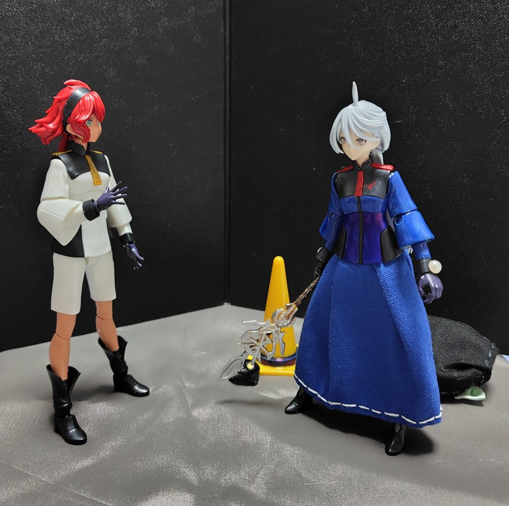 ミオリネ「違うわよ。顔は仮面を付けているだけであって、さっきの格好は有事の時にするものよ。基本はこういう感じにラフになるわね。」スレッタ「そうなんですね。ミオリネさん、黒魔道士学科に行ってるなら、何か黒魔法使えますか?あ、でもミオリネさんってメカの操作系は不器用だから魔法もできないかもwww」ミオリネ「カチーン💢」