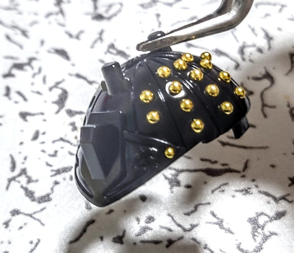 金のたま埋込み中