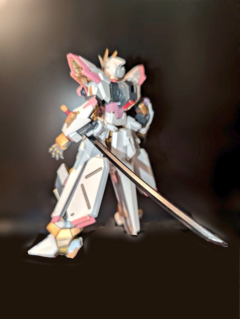 腰も陣羽織イメージで延長したくて適当にパーツを追加、刀は腰につけたかったので元のマウントパーツをサイドに接続撮影下手ですいません…