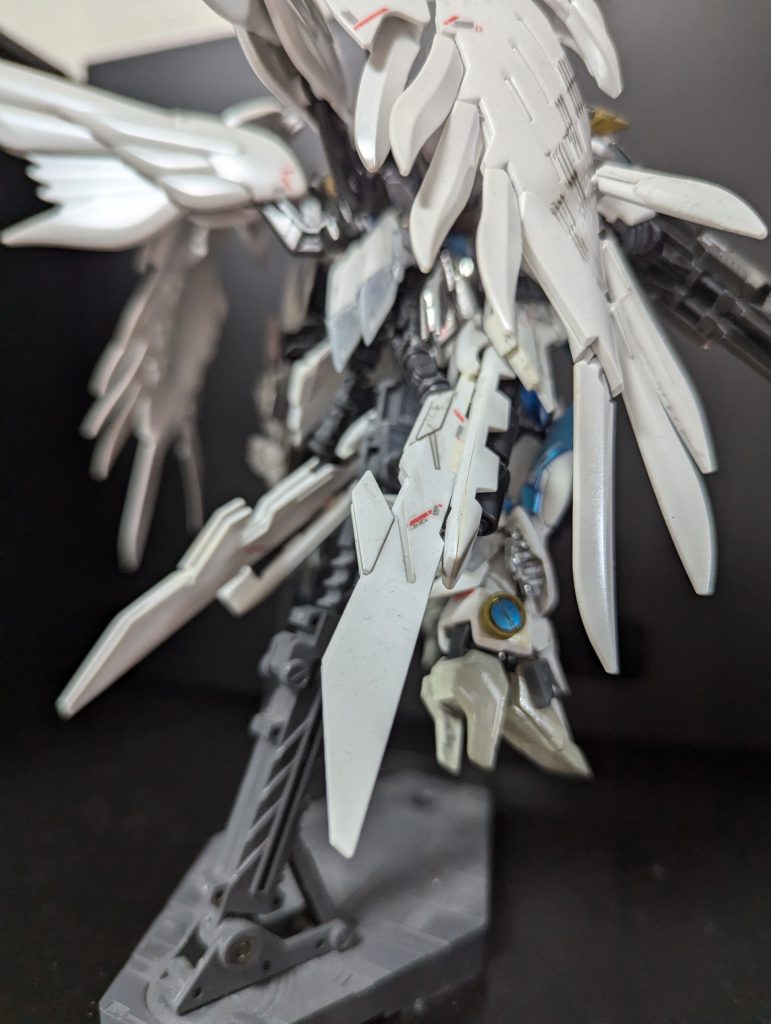 スノーホワイトっぽく羽を増やしたくてそれっぽく作ってみました。それだけでなく、一応バスターライフルの弾を装填出来るようにもしております。あと、足は白雪姫がモチーフと言う事でハイヒールにして、つま先立ちを意識してます。