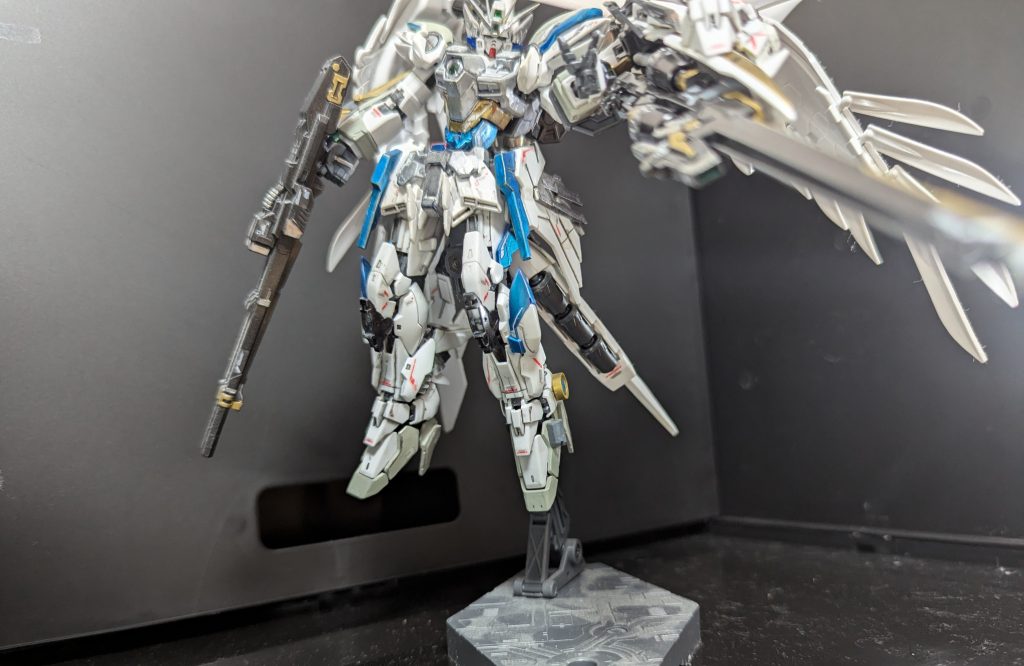 もう一方の武器はウイングガンダムEWにあったバスターライフルと盾をミキシングして、オリジナルのそれっぽいバスターライフルにしてみました。
