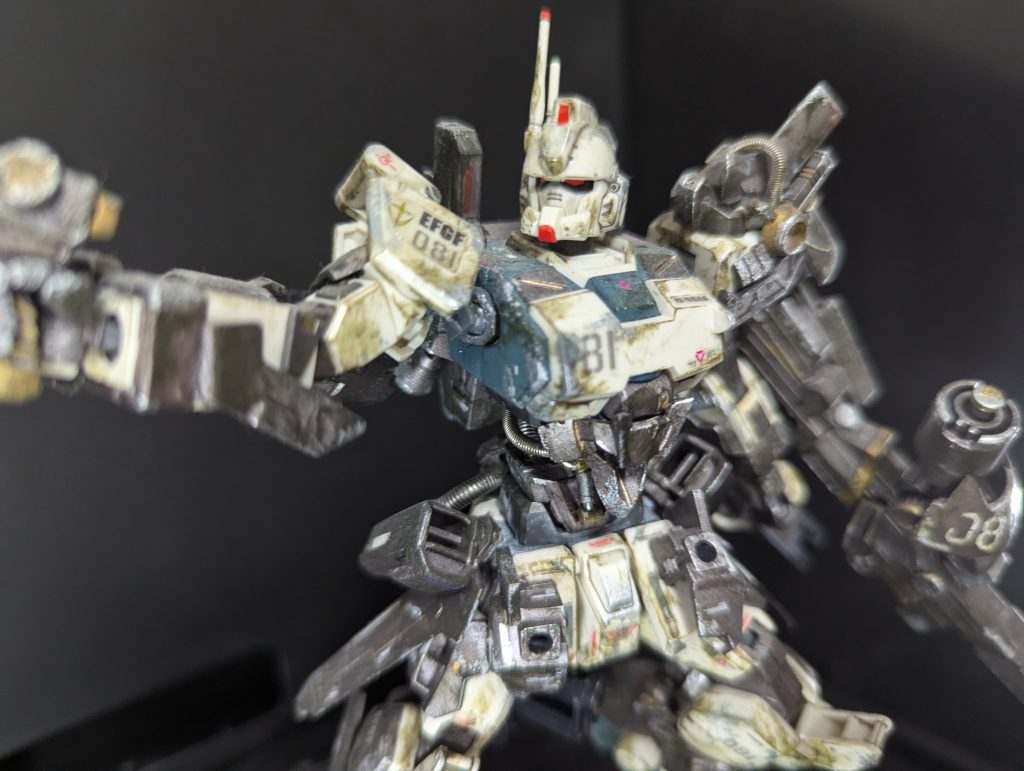 胴体が全体的にどっしりとしてたので、思い切ってスタイリッシュにのばしてみました。空いてしまったスペースはパイプ通して誤魔化してます。