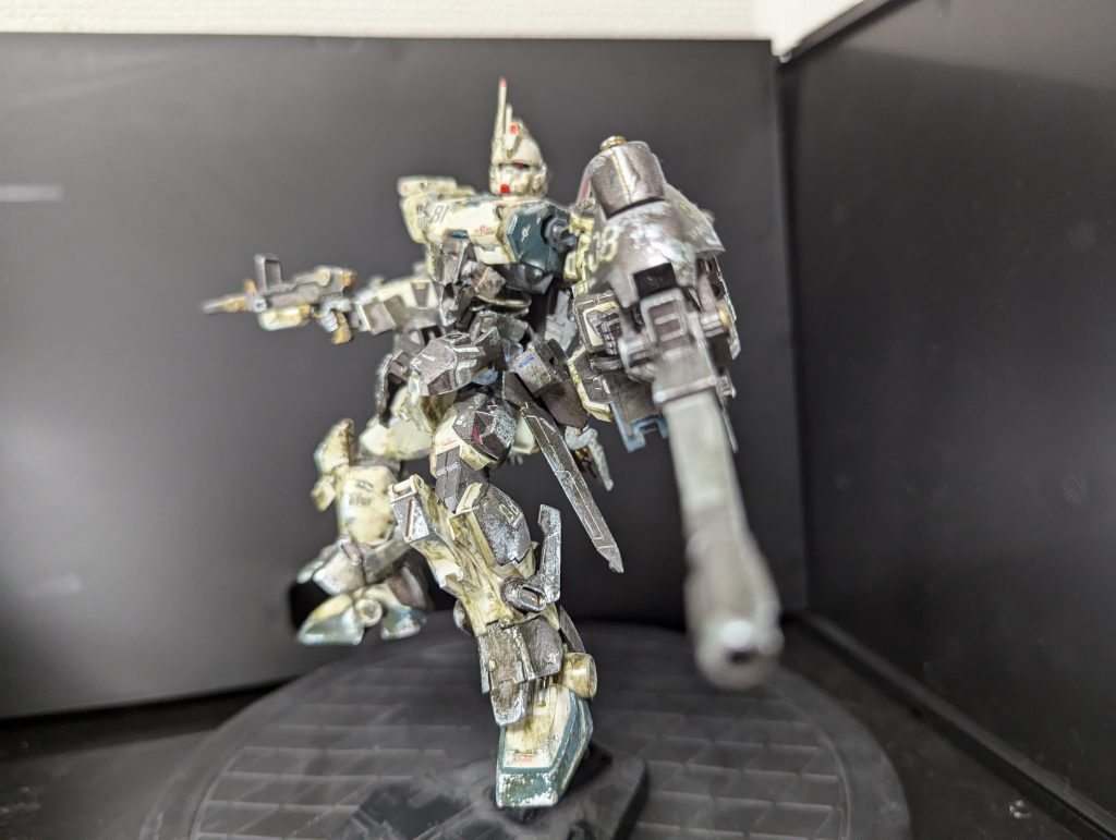 武器にロマンを感じなかったので大型ライフルみたいのをセミスクラッチして装備させてみました。盾は添えるだけ。。