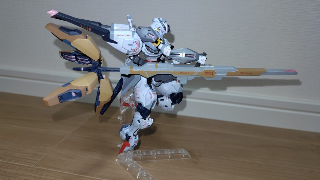 魔女感を出したくて、本体はブルーグレーで血色悪くしてみたものの、写真にするとあまり目立ちませんね…バリアブルロッドは末端を黄土色にして箒っぽくしてみました。