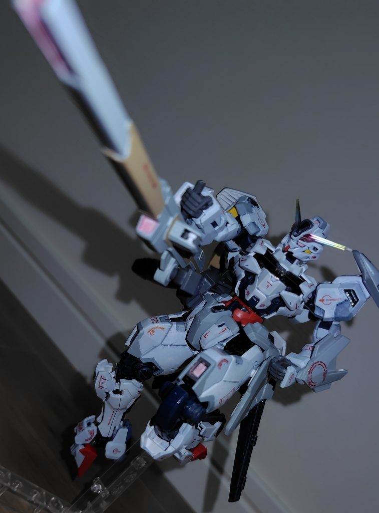 正面別角度。自分の技量のなさが悔やまれるのですが、組んでいてとても楽しかったです。またちょっとずつガンプラやっていきたいと思います！