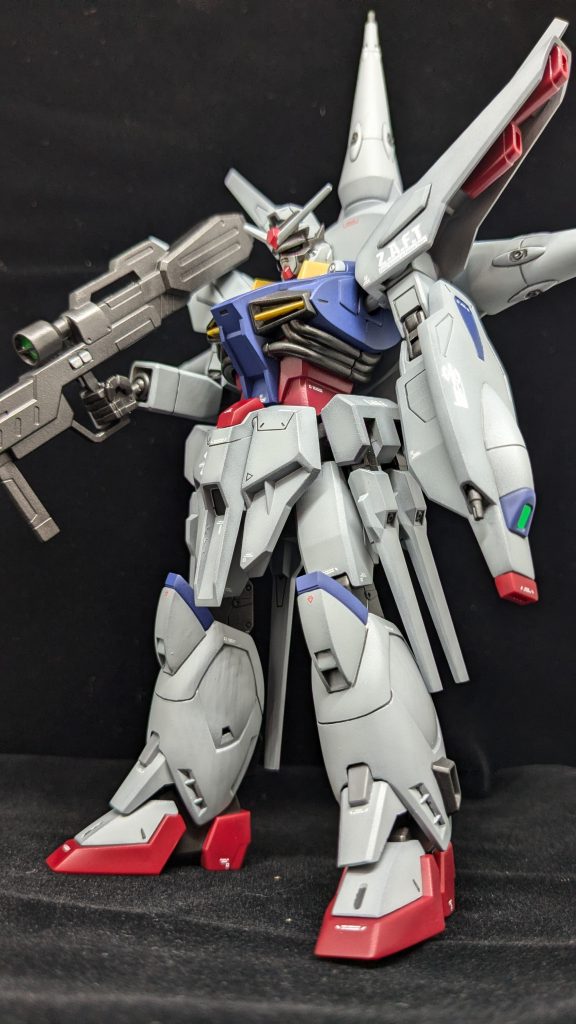 全体はプロヴィデンス肩、首周りはライジングフリーダム手足は陸戦型ガンダム顔はカミキバーニング腰フレームはゼルトザームを使用しております。カメラの影響か足のところに謎の縦ラインが写ってる・・・なんだこれ・・・