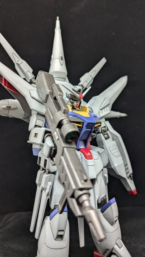 ドラグーンプラットフォームは元の位置だと低く見えたので4ミリほど上に、またプラットフォームのバーニア部は上に上げた都合上4mm延長しています。腕の付根、腰アーマー等もちょこちょこと延長等しています。わかりにくいですが、肩の赤いスラスター?も肩から見えるように外に張り出す配置に変更しています。