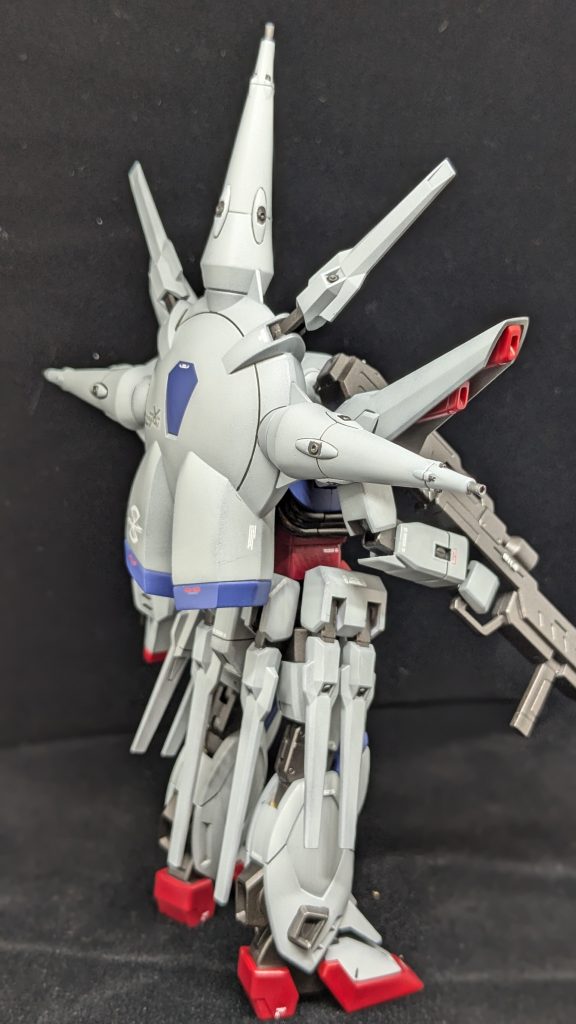 腰のドラグーンは無理やりゼルトザームのフレームにつけています。プロヴィデンス初めてくんだのですが、腰回りの構造があんなに自由きかないとは…