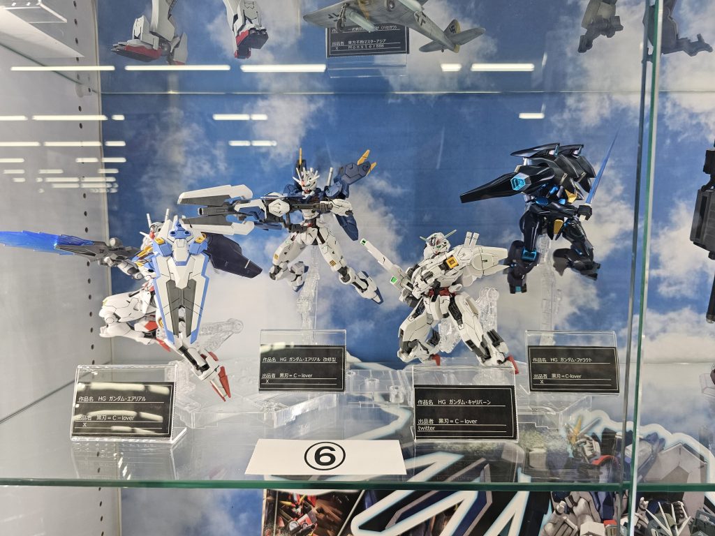 水星４機エアリアル、エアリアル改修型、キャリバーンは素組シールのスミ入れのみです。製品サンプル的な感じで良いかと😅ファラクトは前回投稿した機体です。 