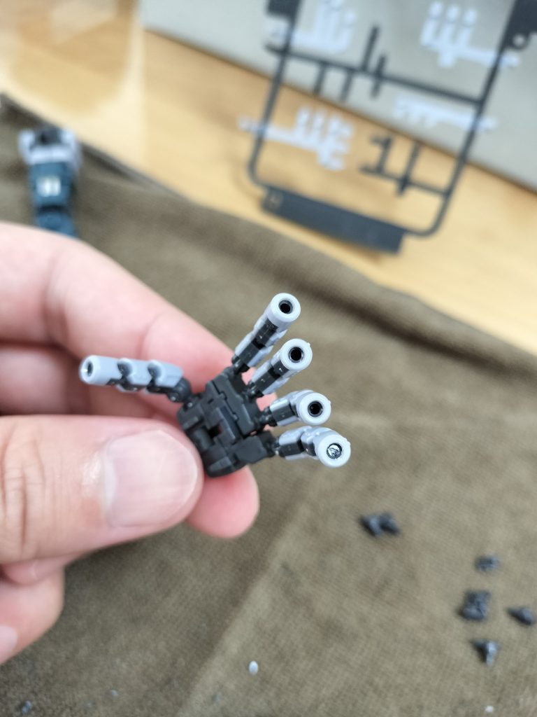 指先ビーム口についてる蓋（小指）が中で折れて取り切れなくなるアクシデント。ニッパーで引っ掛けて取ろうとしましたが奥に入り込んでしまい断念。。。