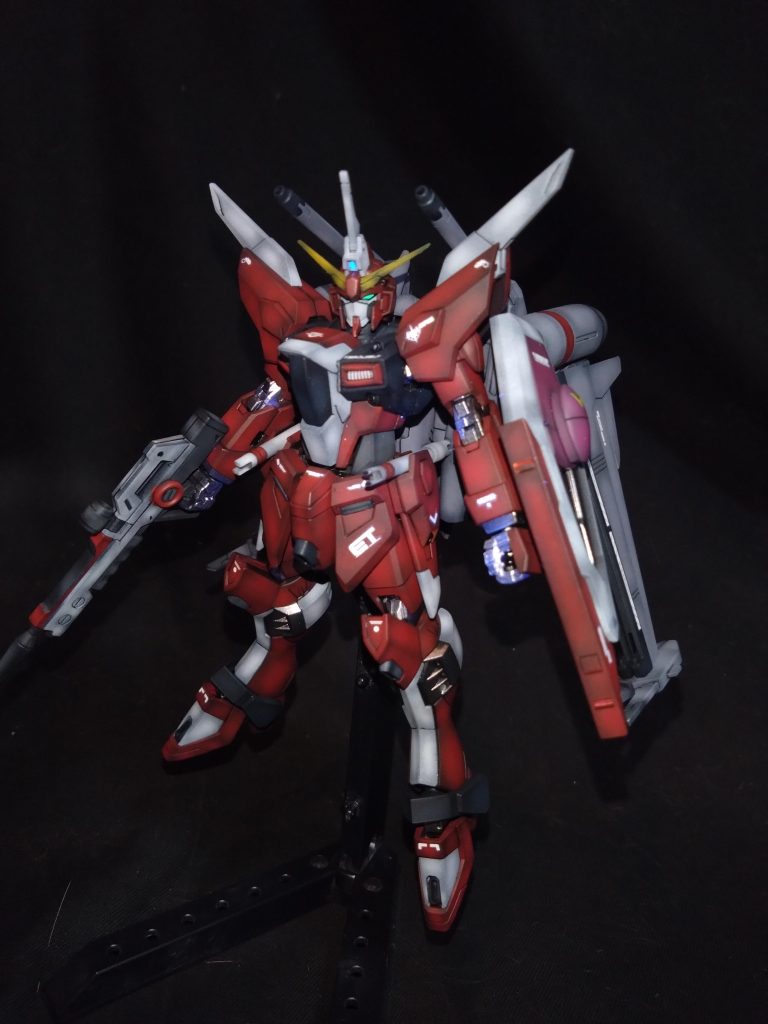 素立ちです本キットは後ろの背負い物との干渉が少し気になるところがあり、ポージング時の位置に気をつけなければ行けなかったこと以外良いキットだと思いました。