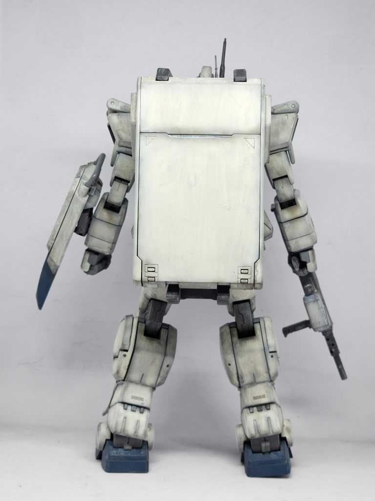 後ろ。箱目立ちますね(笑)広い面が味気なく、どうしようか迷いましたが、何もしないのが正解と思いたいところです。