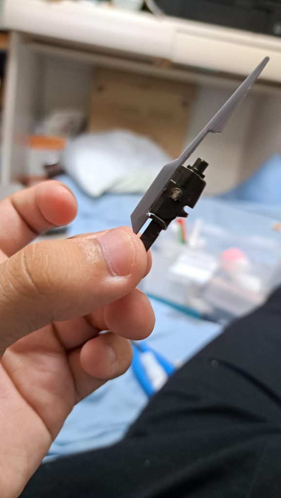 GNガンブレード。元々は3mm軸で腰部にマウントする予定だった