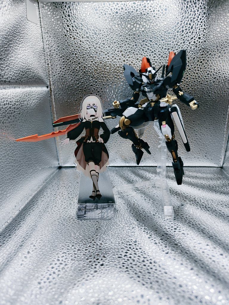 モチーフとなったドロリスと2ショットです。足のヒール感を再現するために脚部の変形機構を常時展開させてます。当然、直立も可能です。