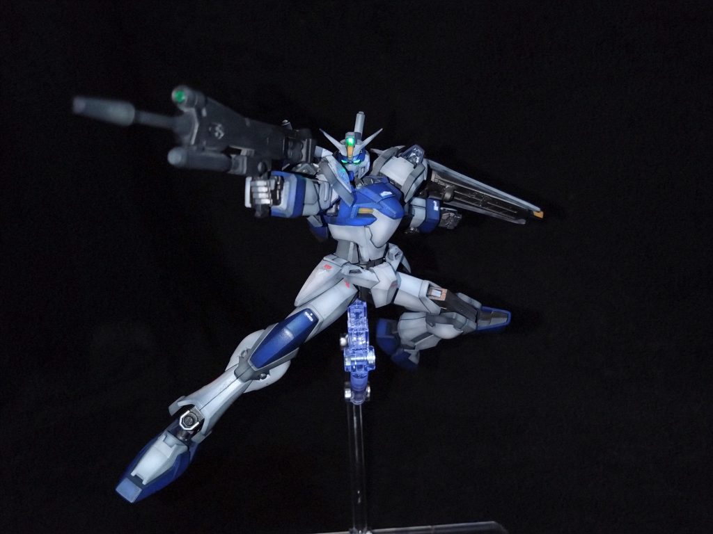 恒例のSEED撃ち肩アーマーの青いパーツの差込部を改造して可動域を上げたことでポージングの幅を広げました