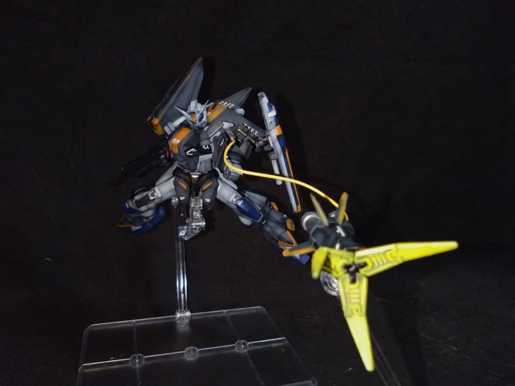 射出形態この状態でもビームサーベル展開可能で、敵機を捕獲するだけでなく、掴んで破壊までできる武装にしてみました😁