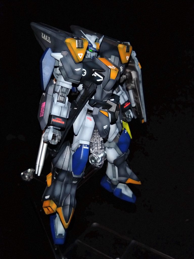 デュエルブリッツ形体だとサーベルラックが一つしか無いため、余ったサーベルをシールド裏にマウントできるようにして仕込んでます