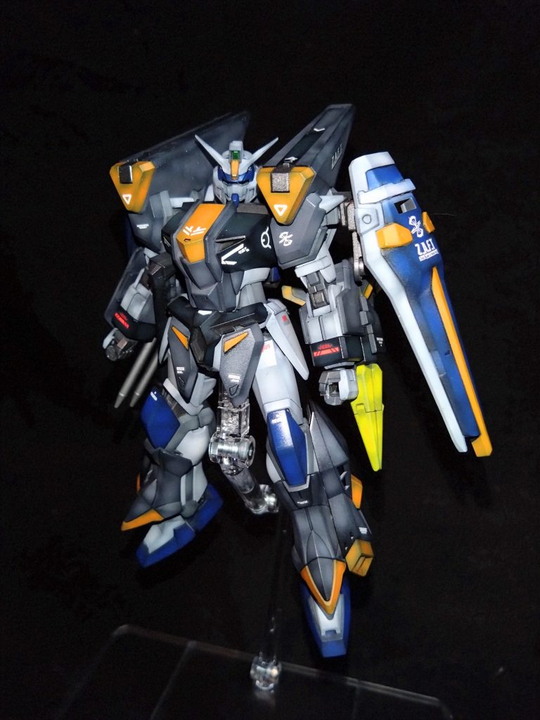 アサルトシュラウドをパージ後のデュエルにシールドをもたせることに違和感を無くすため肩アーマーにシールド装備用のアタッチメント軸を作成してみましたパーツの差し替えにて本来のモードにも戻せます